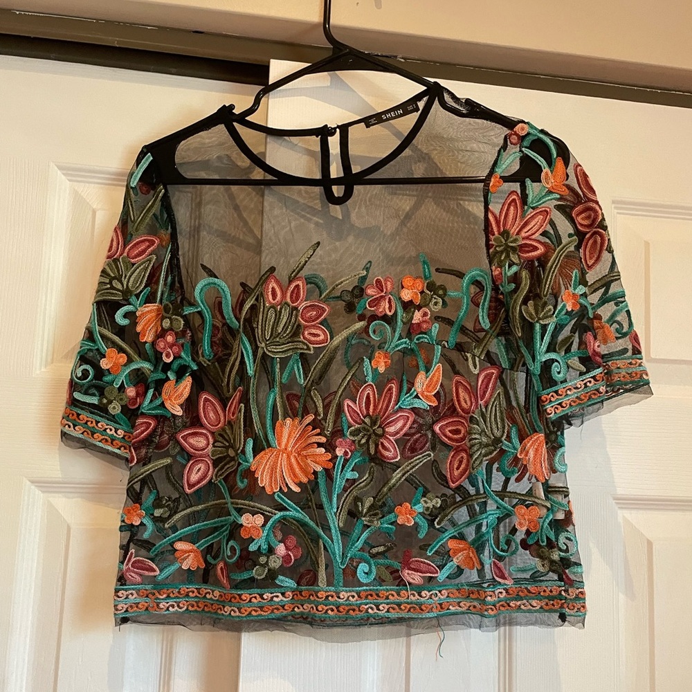 💖 Sheer embroidered crop top